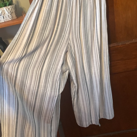 Gray and white striped gap sleeveless jumpsuit with tie belt and wide legs 😍😍 - Picture 14 of 14